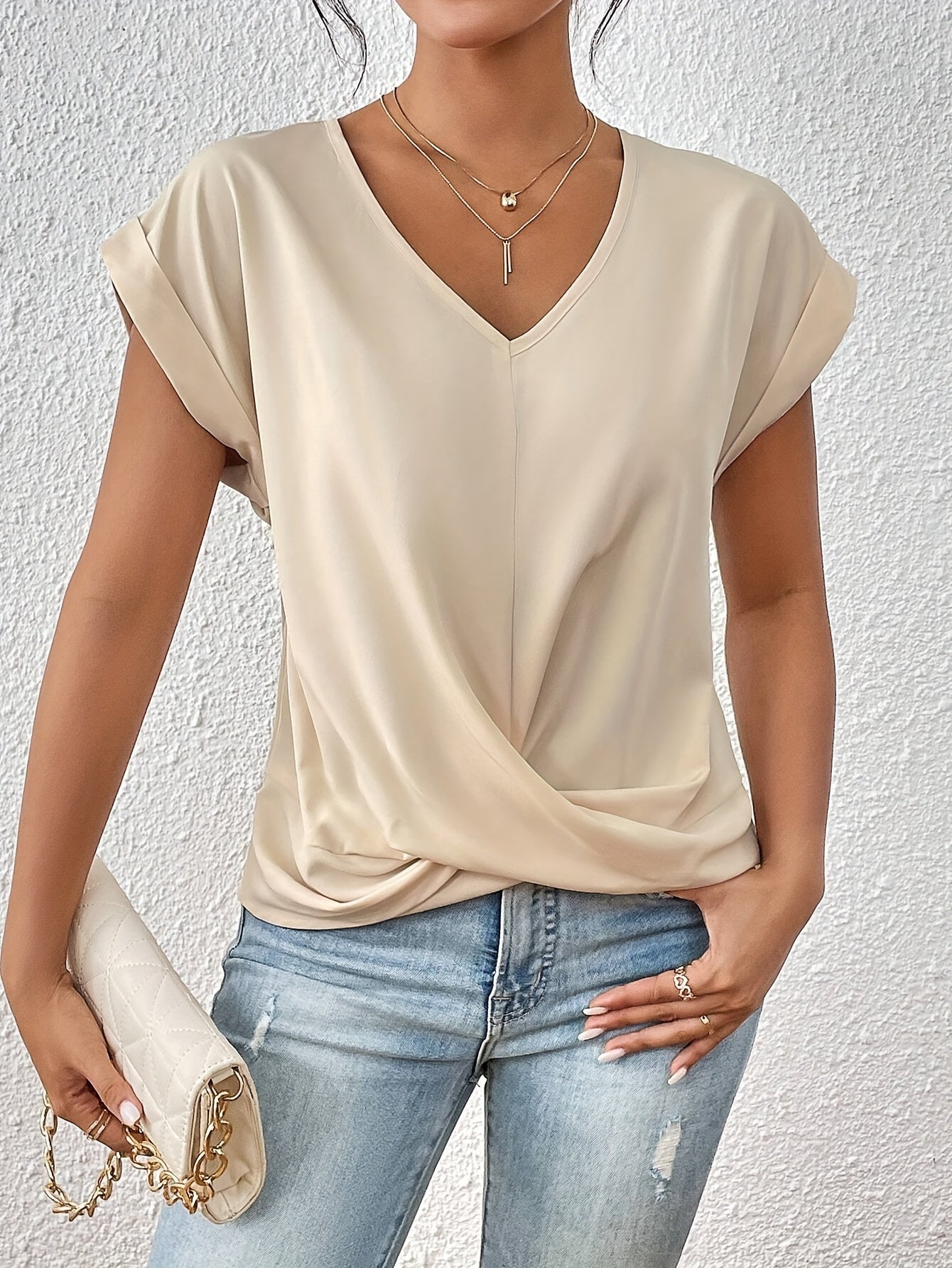 Cleo | Classic t shirt with v neckline